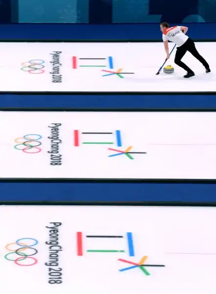 Dominio canadese nella prima semifinale del doppio misto di curling: non bastano gli sforzi di Magnus Nedregotten della Norvegia.