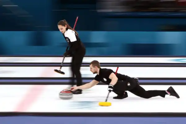 Prima medaglia anche nel curling, dove gli Atleti Olimpici di Russia vincono la finale del bronzo del doppio misto contro la Norvegia.
