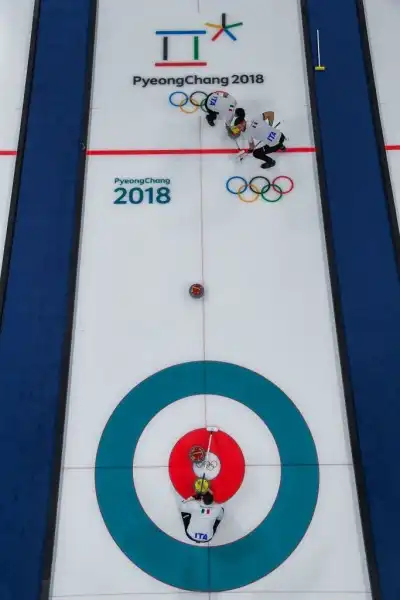 È andata vicina all'impresa l'Italia del curling, sconfitta soltanto 5-3 dai campioni olimpici in carica del Canada.