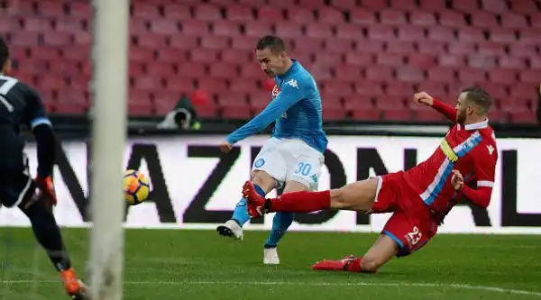 Il Napoli risponde alla Juventus e, battendo la Spal per 1-0 con il gol a inizio partita di Allan, si riprende la vetta della classifica. Annullato anche un gol ad Hamsik con l'intervento del Var.