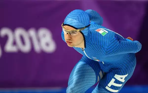 Incredibile Nicola Tumolero. Lo speed skater azzurro ha conquistato il bronzo a sorpresa nella finale dei 10mila metri maschili alle Olimpiadi Invernali di Pyeongchang 2018.