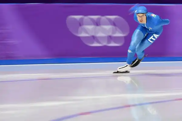 Incredibile Nicola Tumolero. Lo speed skater azzurro ha conquistato il bronzo a sorpresa nella finale dei 10mila metri maschili alle Olimpiadi Invernali di Pyeongchang 2018.