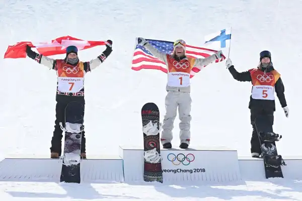 Il podio: da sinistra Laurie Blouin (Canada), argento; Jamie Anderson (USA), oro; Enni Rukajarvi (Finlandia), bronzo.