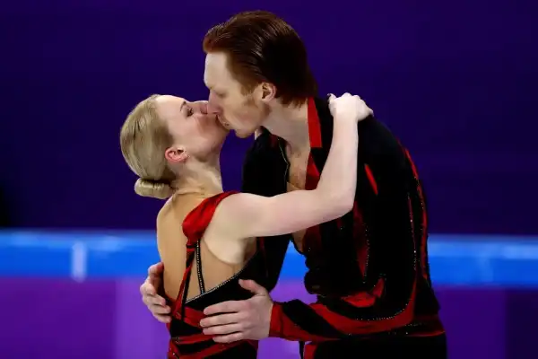 I russi Evgenia Tarasova e Vladimir Morazov festeggiano con un bacio appassionato il 2° posto parziale.