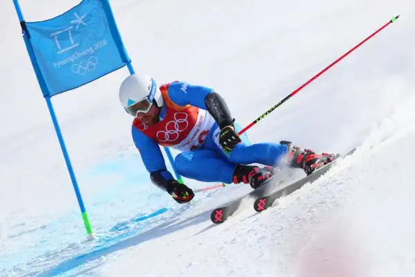 Riccardo Tonetti, invece, era 4° dopo la prima manche e stava realizzando anche un gran tempo nella seconda prima di uscire: sfuma ancora la medaglia al maschile nello sci.