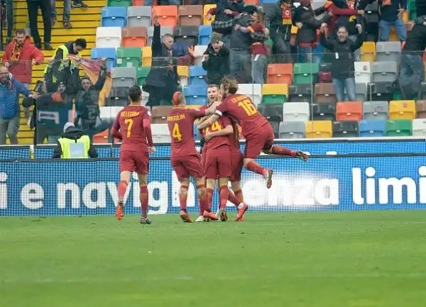 La Roma supera per 2-0 l'Udinese alla Dacia Arena nel primo anticipo del sabato della venticinquesima giornata di serie A.