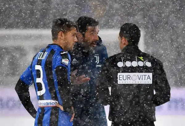 La neve irrompe nella volata scudetto: Juventus-Atalanta rinviata a data da destinarsi a causa di una bufera poco prima del calcio d'inizio.