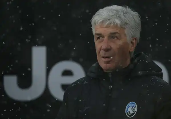 La neve irrompe nella volata scudetto: Juventus-Atalanta rinviata a data da destinarsi a causa di una bufera poco prima del calcio d'inizio.