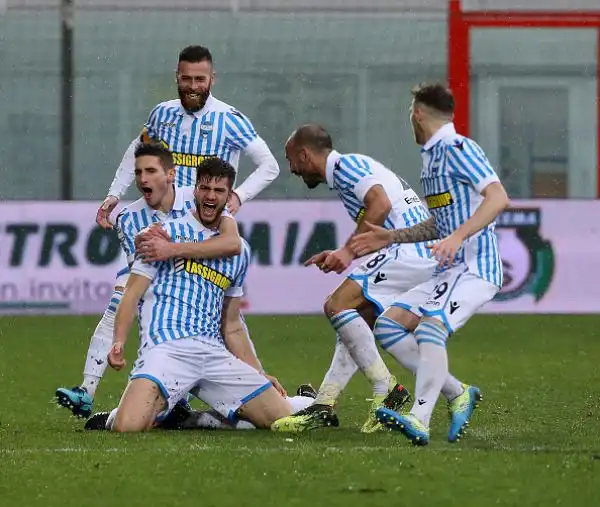 Blitz esterno pesantissimo della Spal che vince a Crotone una gara vibrante con i gol di Antenucci, Simic e Paloschi.