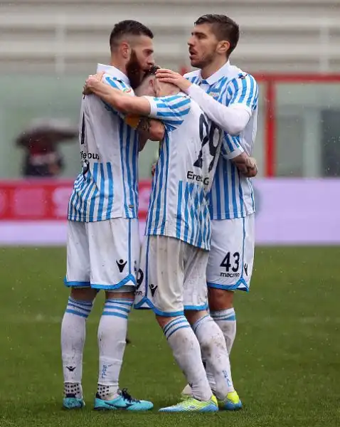 Blitz esterno pesantissimo della Spal che vince a Crotone una gara vibrante con i gol di Antenucci, Simic e Paloschi.