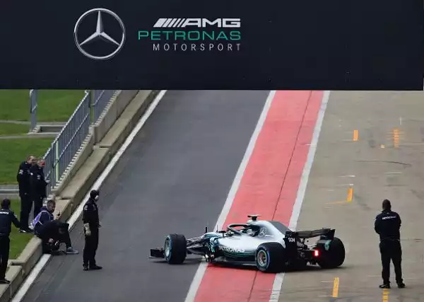 Presentata a Silverstone la nuovissima W09, la Mercedes con cui Lewis Hamilton e Valtteri Bottas correranno la stagione 2018.