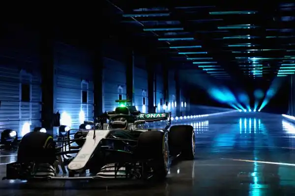 Presentata a Silverstone la nuovissima W09, la Mercedes con cui Lewis Hamilton e Valtteri Bottas correranno la stagione 2018.