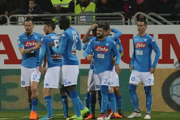 Un buon Cagliari dura mezz'ora poi la squadra di Sarri dilaga con i gol di Callejon, Mertens, Hamsik, Insigne e Mario Rui.