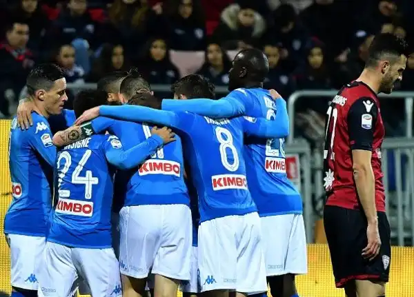 Un buon Cagliari dura mezz'ora poi la squadra di Sarri dilaga con i gol di Callejon, Mertens, Hamsik, Insigne e Mario Rui.