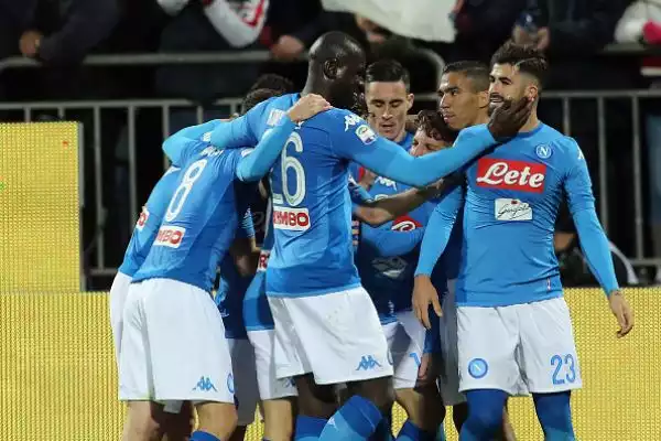 Un buon Cagliari dura mezz'ora poi la squadra di Sarri dilaga con i gol di Callejon, Mertens, Hamsik, Insigne e Mario Rui.