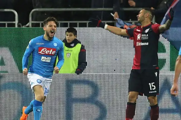 Un buon Cagliari dura mezz'ora poi la squadra di Sarri dilaga con i gol di Callejon, Mertens, Hamsik, Insigne e Mario Rui.