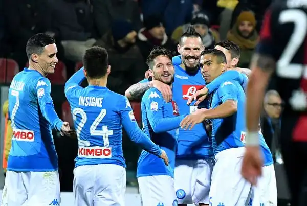 Un buon Cagliari dura mezz'ora poi la squadra di Sarri dilaga con i gol di Callejon, Mertens, Hamsik, Insigne e Mario Rui.