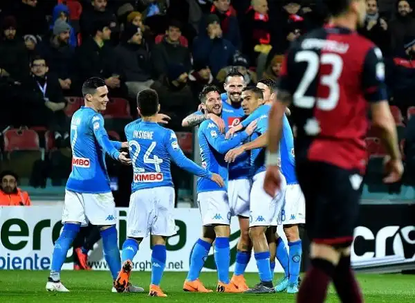 Un buon Cagliari dura mezz'ora poi la squadra di Sarri dilaga con i gol di Callejon, Mertens, Hamsik, Insigne e Mario Rui.