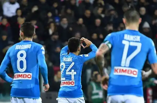 Un buon Cagliari dura mezz'ora poi la squadra di Sarri dilaga con i gol di Callejon, Mertens, Hamsik, Insigne e Mario Rui.