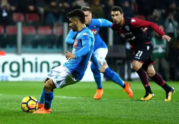 Un buon Cagliari dura mezz'ora poi la squadra di Sarri dilaga con i gol di Callejon, Mertens, Hamsik, Insigne e Mario Rui.