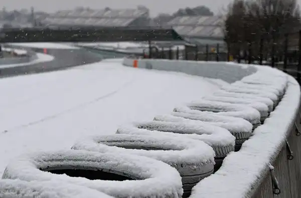 Il meteo anomalo condiziona anche la F1. L'inizio della sessione mattutina della terza giornata di prove al Montmelò è stato rinviato a causa della nevicata notturna.