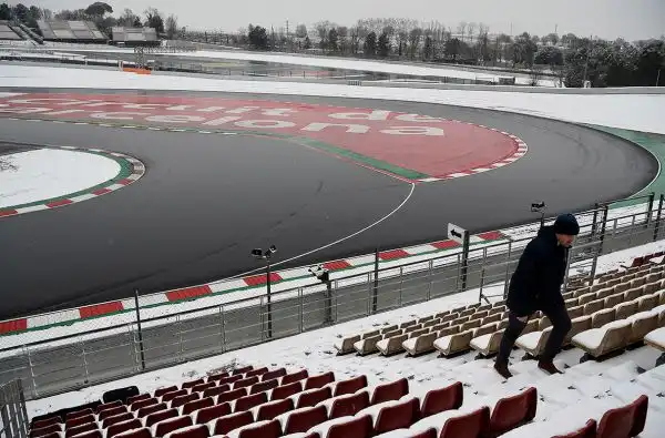 Il meteo anomalo condiziona anche la F1. L'inizio della sessione mattutina della terza giornata di prove al Montmelò è stato rinviato a causa della nevicata notturna.