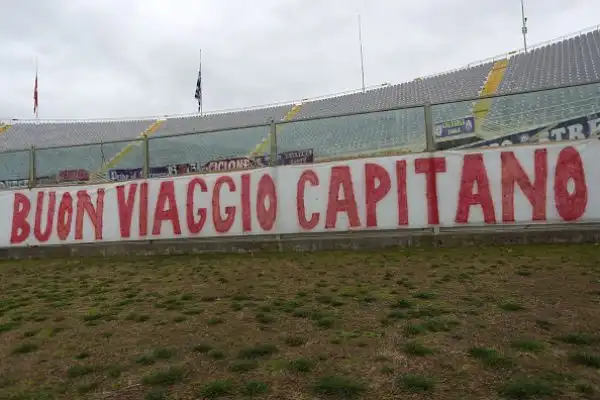 La Fiorentina, nella partita con il Benevento, ha ricordato Davide Astori con immagini, striscioni e magliette commemorative in un Franchi commosso.