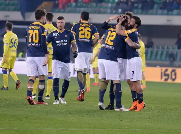 Un sinistro di Caracciolo su assist di Verde regala il derby all'Hellas che si riporta ad un solo punto dalla zona salvezza e a tre dal Chievo.