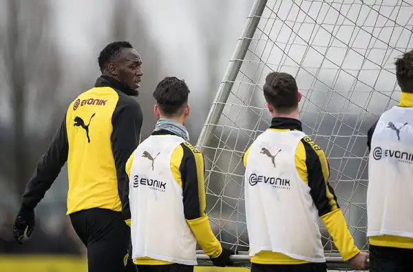 L'ex velocista giamaicano Usain Bolt si è messo alla prova partecipando a un provino per il Borussia Dortmund: "Sono un'ala".