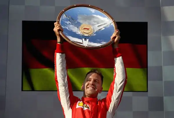 Grazie a una gara magistrale e a una strategia perfetta il tedesco è riuscito a battere Hamilton e a vincere il GP d'Australia, terzo Raikkonen.