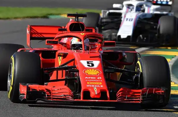Hamilton davanti a tutti, poi Verstappen e Bottas, con le Ferrari a inseguire (Raikkonen 4° e Vettel 5°). Questo l'esito del venerdì di Melbourne. Indietro le Alfa Romeo Sauber.