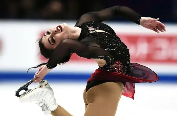 Carolina Kostner spettacolare ai Mondiali di pattinaggio di figura. Ma anche le rivali non scherzano.