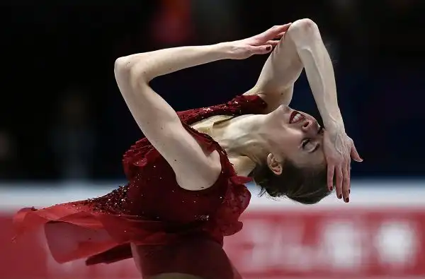 Carolina Kostner spettacolare ai Mondiali di pattinaggio di figura. Ma anche le rivali non scherzano.
