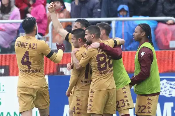 Con i gol di Iago Falque, Ljajic, Ansaldi e Obi i granata espugnano il San'Elia ed escono dalla crisi.