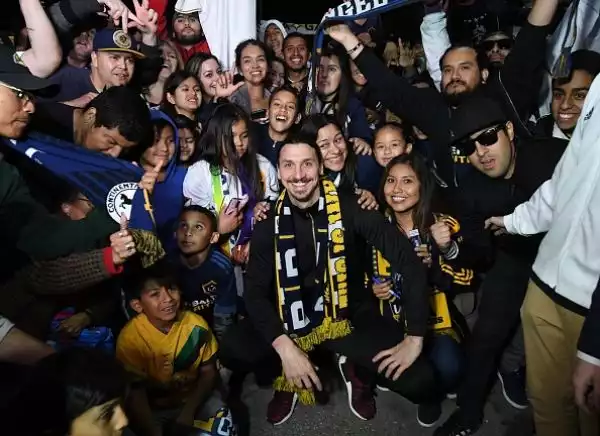 Zlatan Ibrahimovic, neo giocatore dei Los Angeles Galaxy, è sbarcato in California. Ecco le immagini del suo arrivo in città, con un'accoglienza da star.