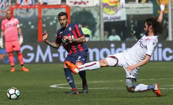 Un gol di Simy tiene vive le speranze di salvezza del Crotone, il Bologna va ko.