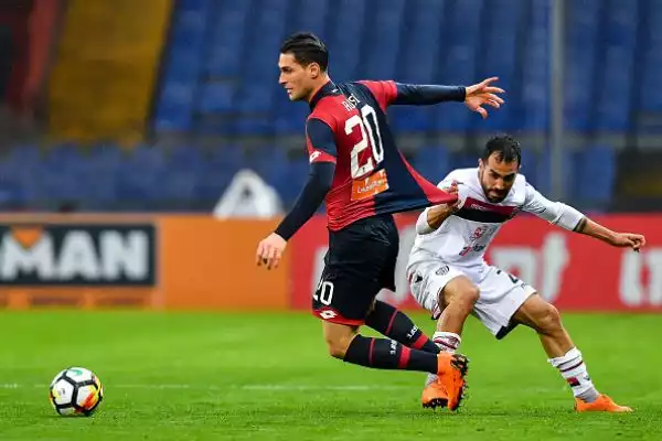 A Marassi vince la squadra di Ballardini dopo una partita tesa e vibrante. Padroni di casa avanti con Lapadula, raggiunti da Barella, ma il gol vittoria è del portoghese Medeiros nel finale di gara.