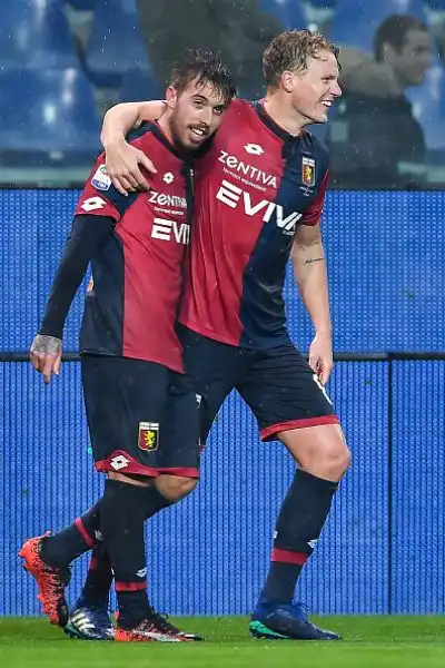 A Marassi vince la squadra di Ballardini dopo una partita tesa e vibrante. Padroni di casa avanti con Lapadula, raggiunti da Barella, ma il gol vittoria è del portoghese Medeiros nel finale di gara.