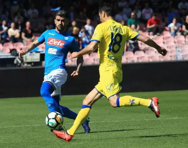 Il Napoli tiene vivo il campionato rimontando nei minuti di recupero il Chievo con le reti di Milik e Diawara.