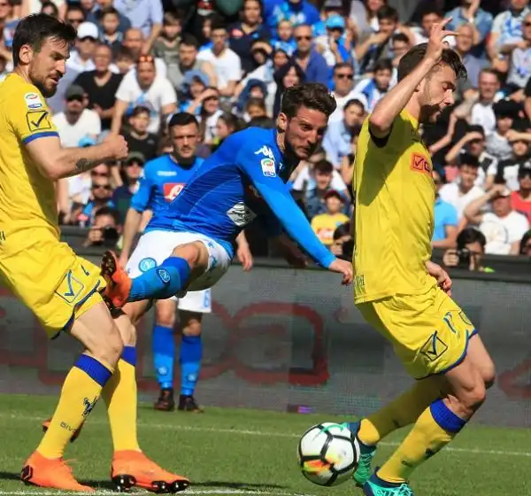 Il Napoli tiene vivo il campionato rimontando nei minuti di recupero il Chievo con le reti di Milik e Diawara.