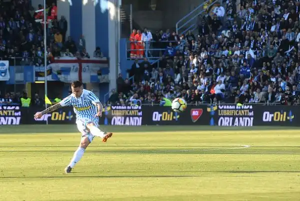 Ferraresi raggiunti sull'1-1 nel finale da un rigore trasformato da De Roon: a Semplici non basta Cionek.