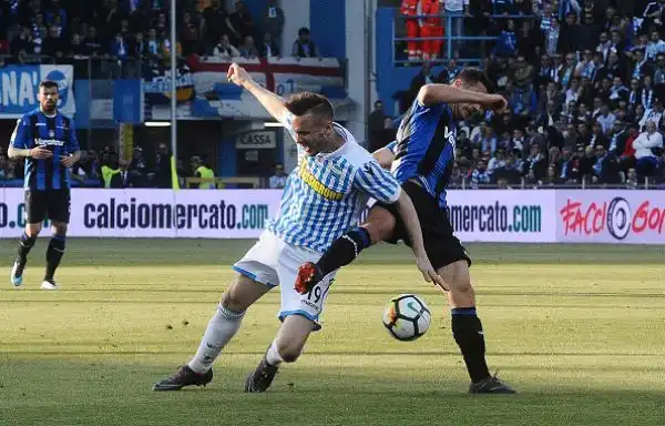 Ferraresi raggiunti sull'1-1 nel finale da un rigore trasformato da De Roon: a Semplici non basta Cionek.