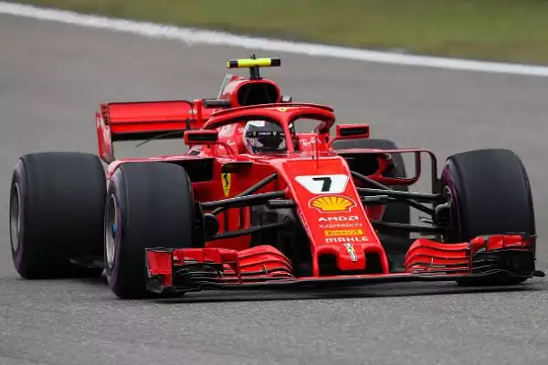Vettel ha conquistato sabato la pole con il nuovo record della pista, precedendo il compagno di scuderia Raikkonen, beffato proprio all'ultimo giro, e Bottas. In difficoltà Hamilton solo quarto.