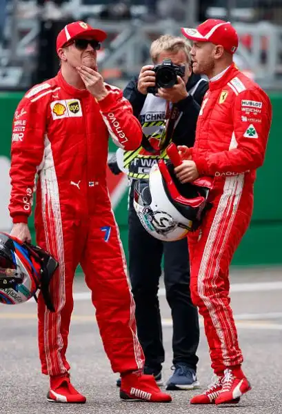 Vettel ha conquistato sabato la pole con il nuovo record della pista, precedendo il compagno di scuderia Raikkonen, beffato proprio all'ultimo giro, e Bottas. In difficoltà Hamilton solo quarto.