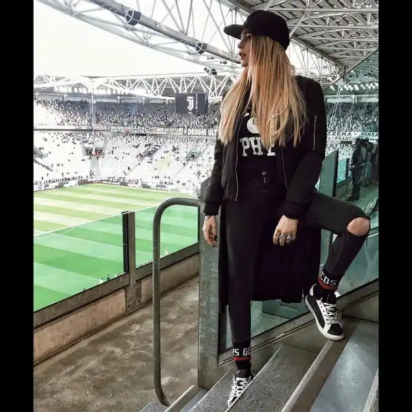 Ginevra Lambruschi è la nuova fidanzata di Paulo Dybala, stella della Juventus. La 20enne è una fashion blogger già nota al pubblico. Ha partecipato a Uomini e Donne ed è stata la compagna di Stash de