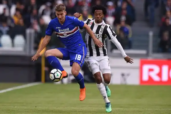 Quattro giorni dopo la beffa del Bernabeu, la Juventus fa un passo forse decisivo verso la conquista del settimo scudetto consecutivo con i gol di Mandzukic, Howedes e Khedira.
