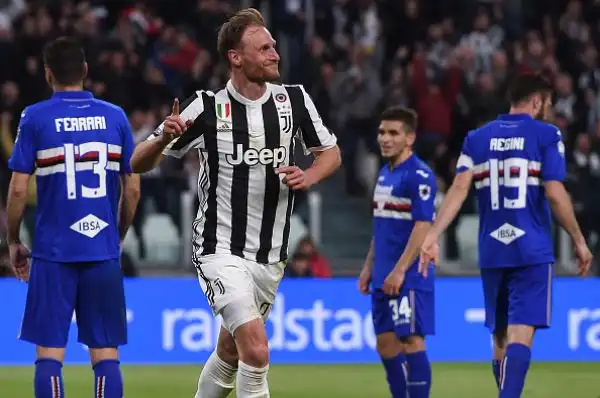 Quattro giorni dopo la beffa del Bernabeu, la Juventus fa un passo forse decisivo verso la conquista del settimo scudetto consecutivo con i gol di Mandzukic, Howedes e Khedira.