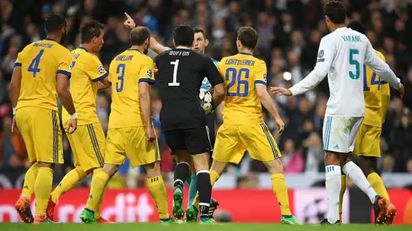 Anche i giocatori della Juventus circondarono l'arbitro