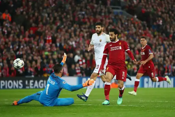 Salah fa due gol e due assist contro la sua ex squadra, che si tiene aggrappata alla Champions grazie a Dzeko e Perotti.
