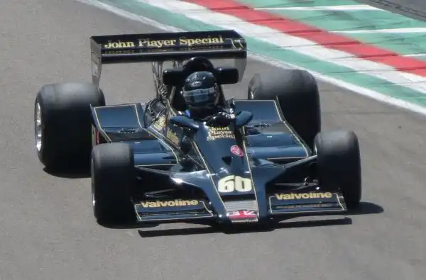 Bolidi da Formula 1 da leggenda quelli che sono scesi in pista sulla pista di Imola.